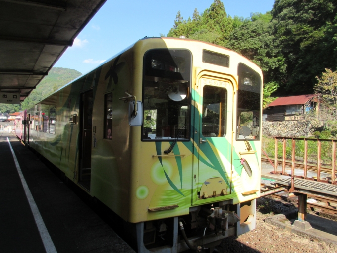 鉄道乗車記録の写真:乗車した列車(外観)(2)        「錦町駅まではひだまり号(ピンク)ときらめき号(きいろ)の2両でしたが、岩国行きはきらめき号1両でした。」