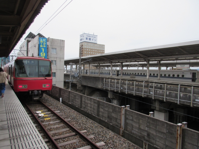 鉄道乗車記録の写真:乗車した列車(外観)(2)        「向こうに見えるのは岐阜羽島駅に止まっている新幹線です。」