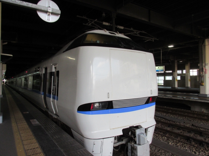 鉄道乗車記録の写真:乗車した列車(外観)(3)        「特急サンダーバード大阪行き、この列車に乗ります。」