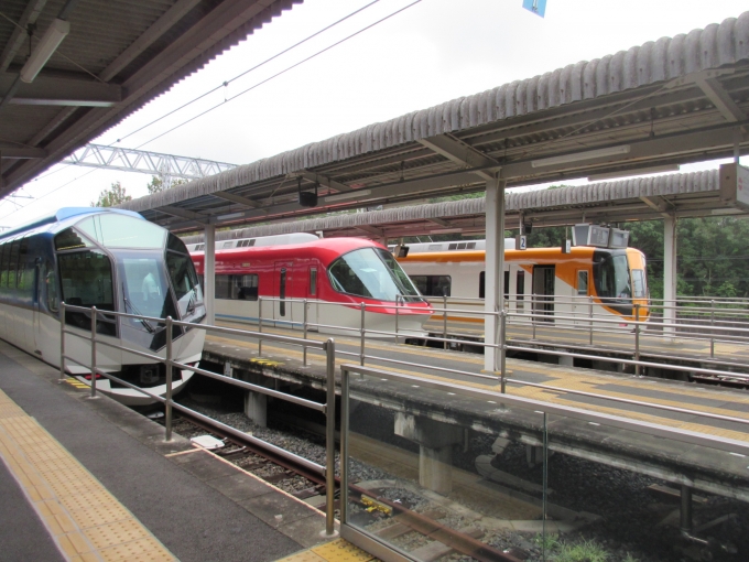 鉄道乗車記録の写真:乗車した列車(外観)(1)          「特急勢ぞろいですね、一番右の電車に乗ります。」