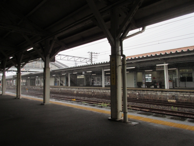鉄道乗車記録の写真:駅舎・駅施設、様子(3)        「次の列車を待っている時大雨が…無事に亀山駅まで動いてくれる事を願います。」