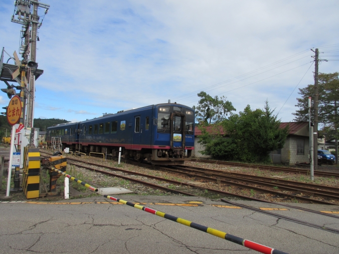 鉄道乗車記録の写真:列車・車両の様子(未乗車)(4)        「次の列車まで時間があったので穴水駅周辺を歩いていたら初めて見る列車が。のと「里山里海」号です。」