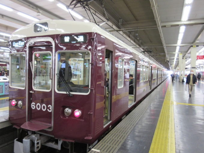 鉄道乗車記録の写真:列車・車両の様子(未乗車)(2)        「梅田駅宝塚本線のホームには6000形が並んでいました。」