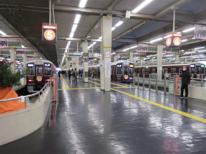 鉄道乗車記録の写真:駅舎・駅施設、様子(5)        「宝塚本線両方同じ初詣のヘッドマーク、と思ったら3号線京都本線の準急も同じでした。」