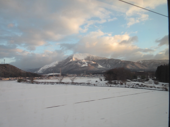 鉄道乗車記録の写真:車窓・風景(3)     「結構雪が積もっていました、たぶん米原駅辺りだと思います。」