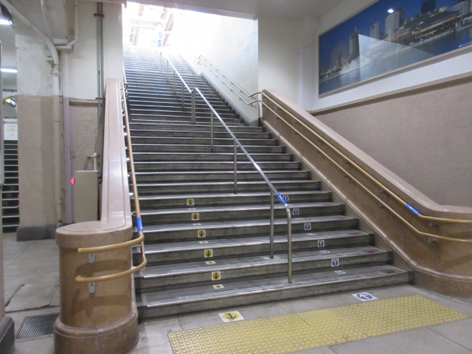 鉄道乗車記録の写真:駅舎・駅施設、様子(2)        「階段の手すりがレトロで思わず写真を撮りました。」