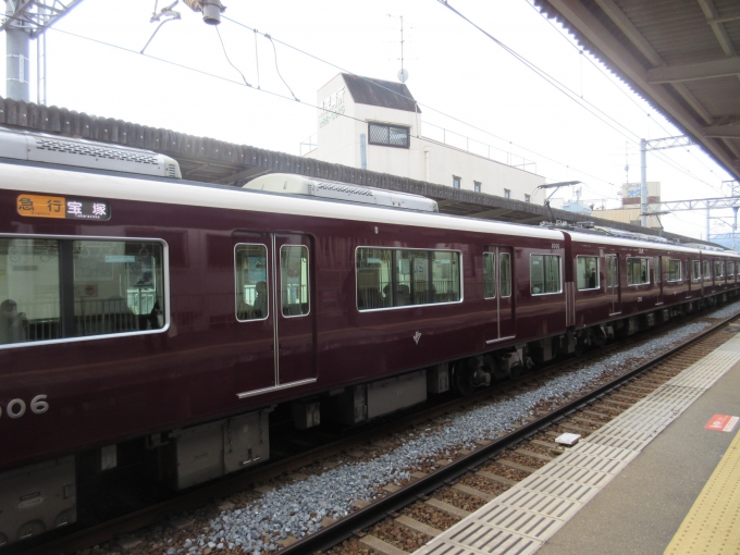 鉄道乗車記録の写真:列車・車両の様子(未乗車)(1)        「宝塚行きの急行です。」