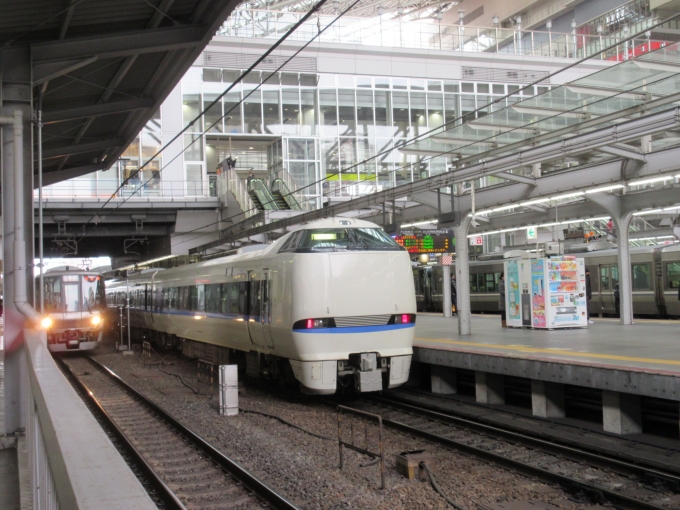 鉄道乗車記録の写真:駅舎・駅施設、様子(1)        「3番ホームには大阪止まりの特急サンダーバードが、天王寺までは左の電車に乗ります。」