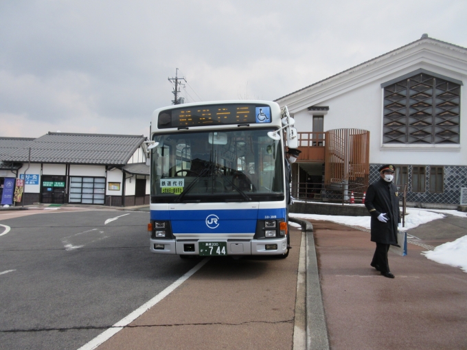 鉄道乗車記録の写真:旅の思い出(6)        「備後落合駅までは代行バスに乗ります。
」