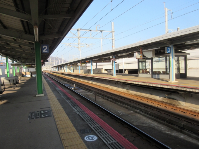 鉄道乗車記録の写真:駅舎・駅施設、様子(4)        「朝8時過ぎの三原駅です。」