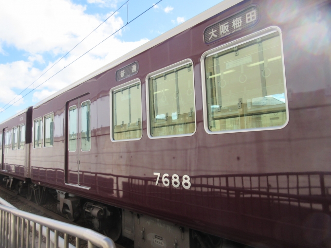 鉄道乗車記録の写真:列車・車両の様子(未乗車)(3)        「前回この駅で降りた時に知ったのですが、4号線に停車している大阪梅田行き普通列車を間近で見ることが出来ます。」