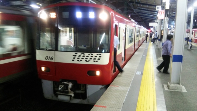 鉄道乗車記録の写真:乗車した列車(外観)(1)        「京急川崎行きに変更。」