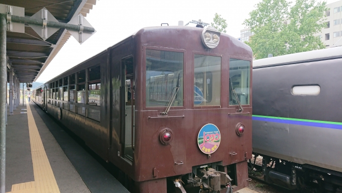 鉄道乗車記録の写真:乗車した列車(外観)(2)        「客車の後ろに見えてるのはクリスタルエクスプレス。」