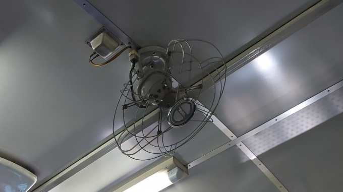 鉄道乗車記録の写真:車内設備、様子(1)        「車内天井にある扇風機がJR北海道ではなく国鉄のマークでした。ちょっと見ずらいですが…。」