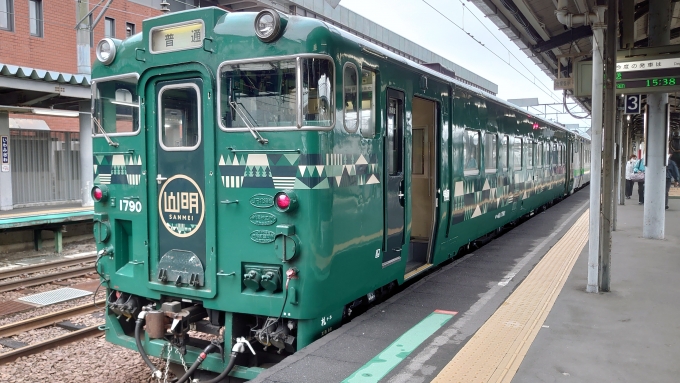 鉄道乗車記録の写真:乗車した列車(外観)(1)          「山紫水明シリーズの山明号がキハ40 819と共に普通列車の運用についていました。」