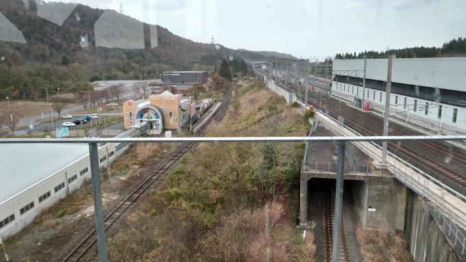 鉄道乗車記録の写真:駅舎・駅施設、様子(1)          「左がJR東 津軽線、右がJR北 北海道新幹線」