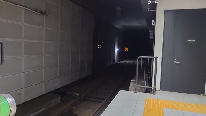 鉄道乗車記録の写真:駅舎・駅施設、様子(1)          「列車の外観写真が保存出来てなかったので、新千歳空港駅の車止めを……」