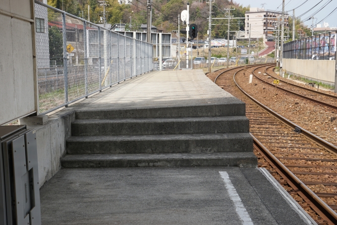 鉄道乗車記録の写真:駅舎・駅施設、様子(2)        「広電西広島方面 高床ホーム」