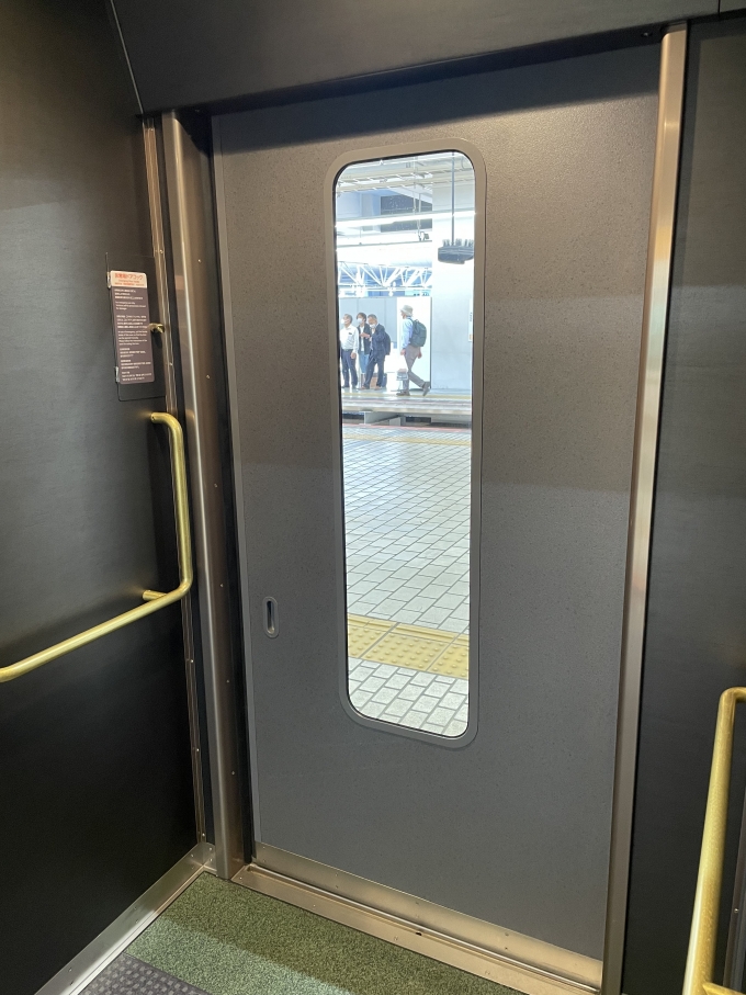 鉄道乗車記録の写真:車内設備、様子(18)     「3号車の扉はバリアフリー対応のために引戸に改造されました。
チャイムは非搭載です。」