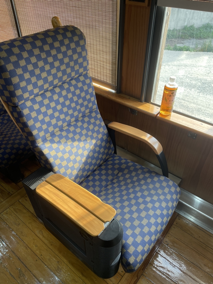 鉄道乗車記録の写真:車内設備、様子(6)        「2号車「海幸」はブルーの座席」