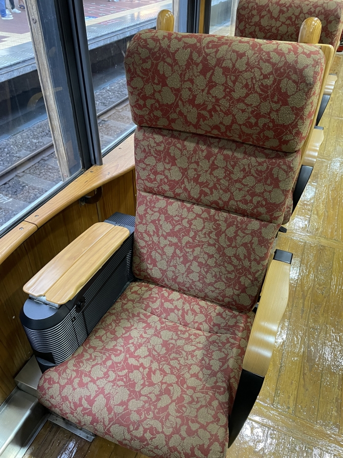 鉄道乗車記録の写真:車内設備、様子(4)        「1号車「山幸」は赤を基調とした座席」