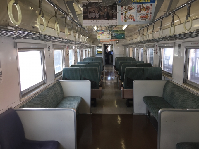 鉄道乗車記録の写真:車内設備、様子(2)        「座席は簡易リクライニングシートに更新されていますが、回転はしません。」