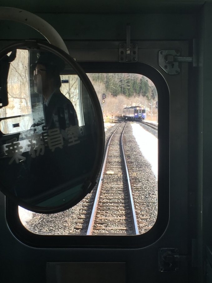 鉄道乗車記録の写真:車窓・風景(4)        「金華の信号所で大雪4号と交換。」