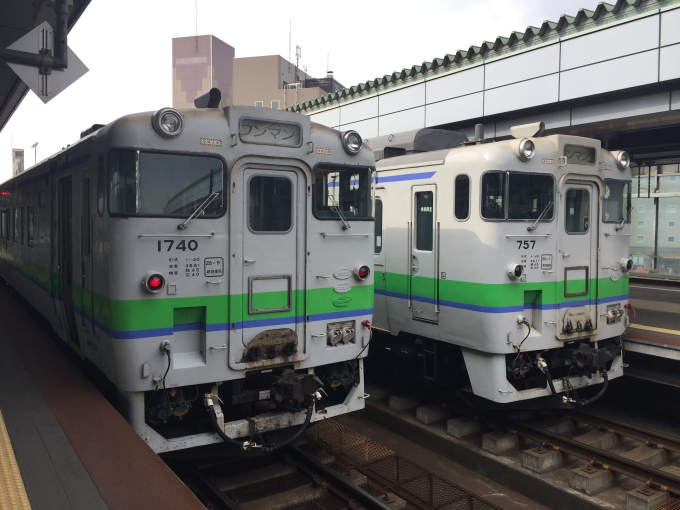 鉄道乗車記録の写真:乗車した列車(外観)(1)          「再びキハ40 1740。となりは釧路行き2427D、キハ40 757です。」