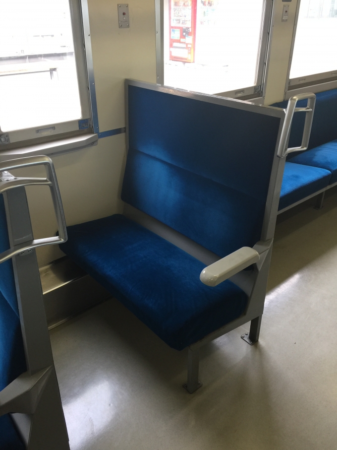 鉄道乗車記録の写真:車内設備、様子(3)        「キハ40で人気の2人掛けシート。」
