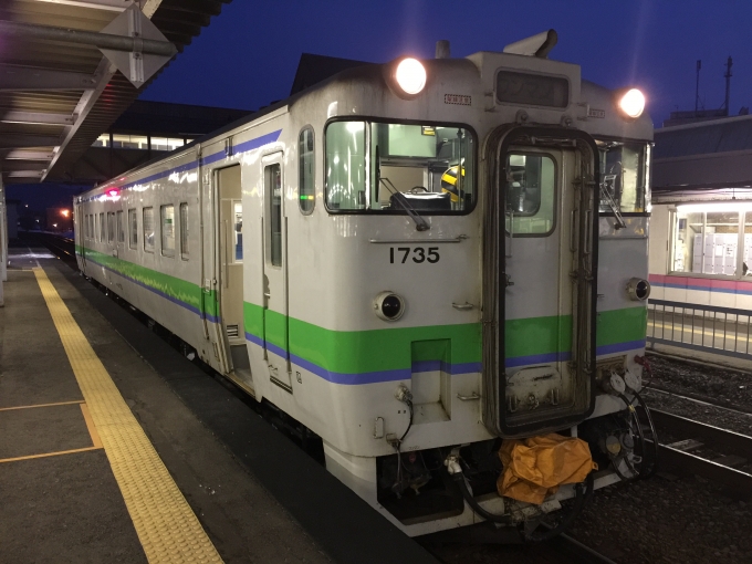 鉄道乗車記録の写真:乗車した列車(外観)(4)        「富良野駅到着。滝川行きのサボに付け替えてすぐ引き上げていきました。」