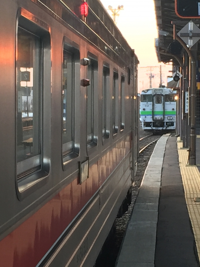 鉄道乗車記録の写真:乗車した列車(外観)(4)        「キハ40 833はここで切り離しです。」