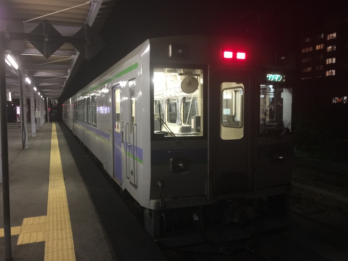鉄道乗車記録の写真:乗車した列車(外観)(2)        「富良野駅のホーム、暗いです。」