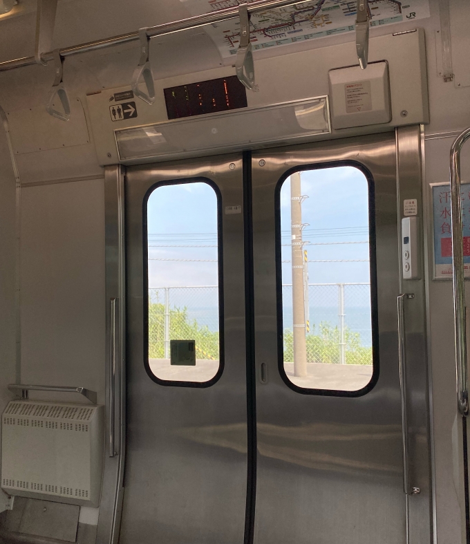 鉄道乗車記録の写真:車窓・風景(1)        「晴れていて水平線が見えました。」