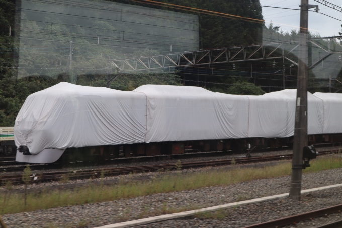 鉄道乗車記録の写真:車窓・風景(3)        「白布をかぶせられている車両」