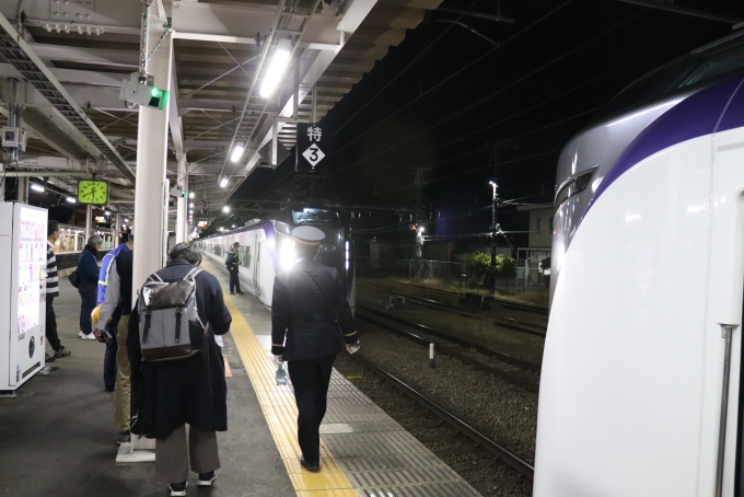 鉄道乗車記録の写真:列車・車両の様子(未乗車)(5)     「大月で松本からのあずさを併結する」