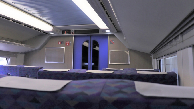 鉄道乗車記録の写真:車内設備、様子(4)        「E4系は新幹線では最後の2階席を備えた車両でした」