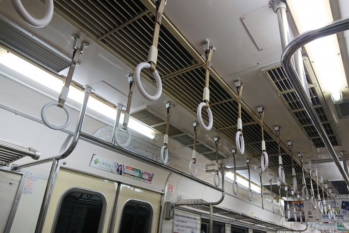 鉄道乗車記録の写真:車内設備、様子(3)        「つり革は天井から直接ぶら下がっています。」