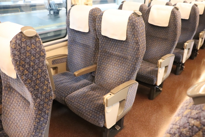 鉄道乗車記録の写真:車内設備、様子(4)     「座席周りの様子です。」