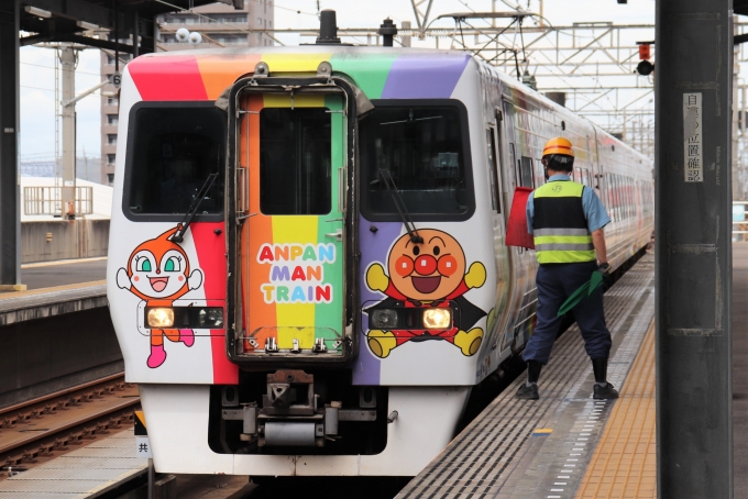 鉄道乗車記録の写真:列車・車両の様子(未乗車)(2)        「宇多津駅でいしづち9号を連結しました。」