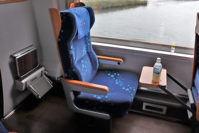 鉄道乗車記録の写真:車内設備、様子(4)        「使用した座席周りです。」