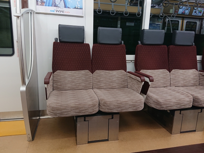 鉄道乗車記録の写真:車内設備、様子(3)        「一番端の座席とドア仕切り板の間にはかなりのスペースがあります。」