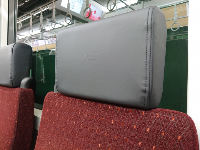 鉄道乗車記録の写真:車内設備、様子(4)        「座席にはKEIOのロゴマークが入っています。」