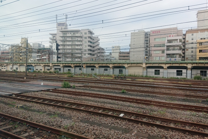 鉄道乗車記録の写真:車窓・風景(8)        「鶴見駅構内で乗務員交代を実施します。」