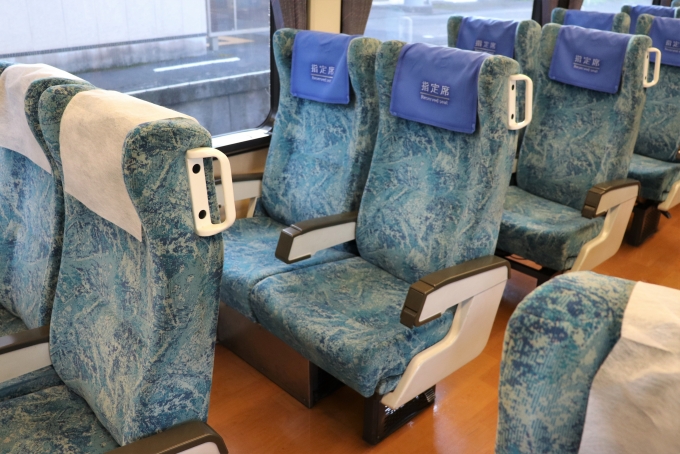 鉄道乗車記録の写真:車内設備、様子(3)        「座席はN2000系とは異なります。」