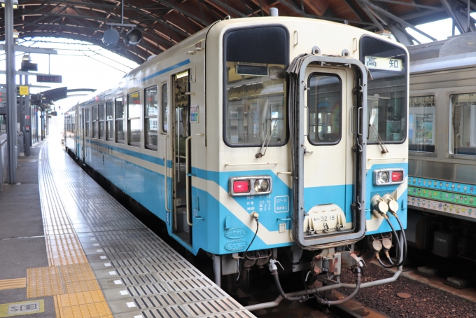 鉄道乗車記録の写真:乗車した列車(外観)(1)        「乗車した列車。
キハ32-18。」