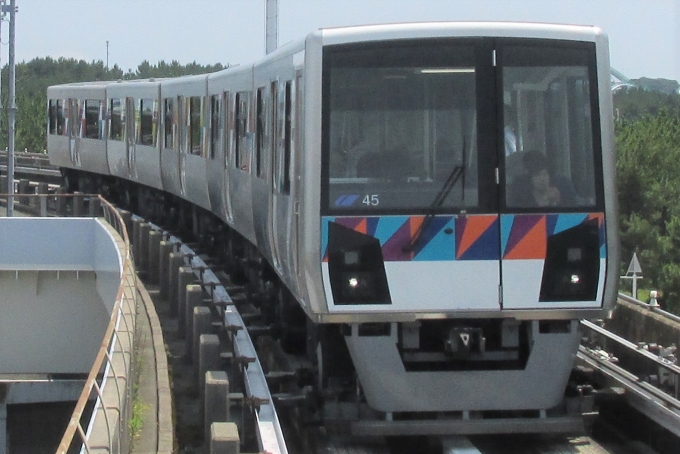 鉄道乗車記録の写真:乗車した列車(外観)(1)        「乗車した列車。
金沢シーサイドライン2000形45編成。」
