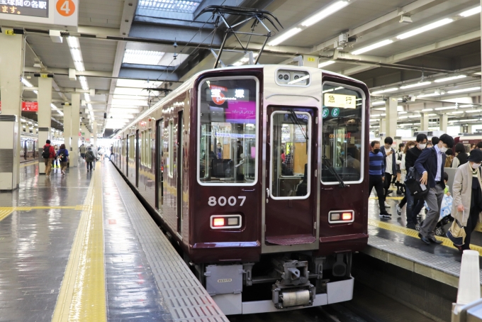 鉄道乗車記録の写真:乗車した列車(外観)(1)          「乗車した列車。
阪急8000系8007編成。」