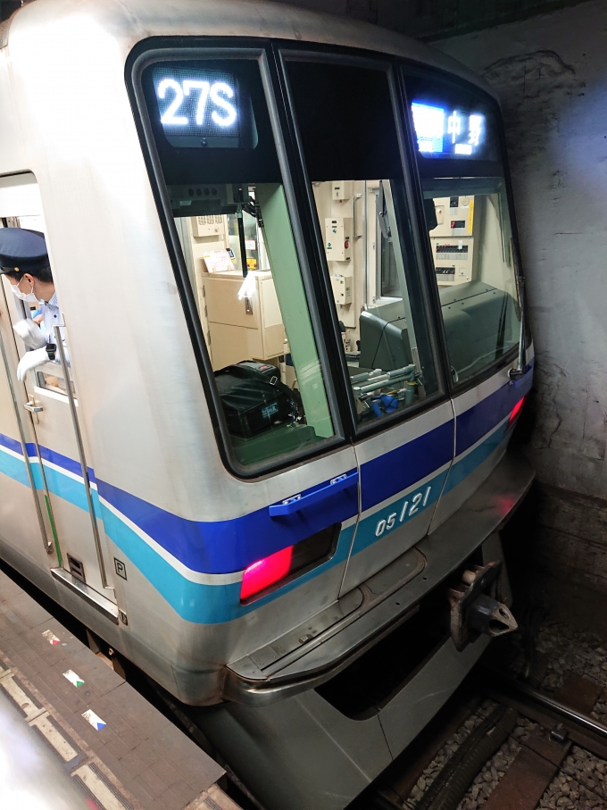 鉄道乗車記録の写真:乗車した列車(外観)(1)        「乗車した列車。
東京メトロ05系05-121編成。」