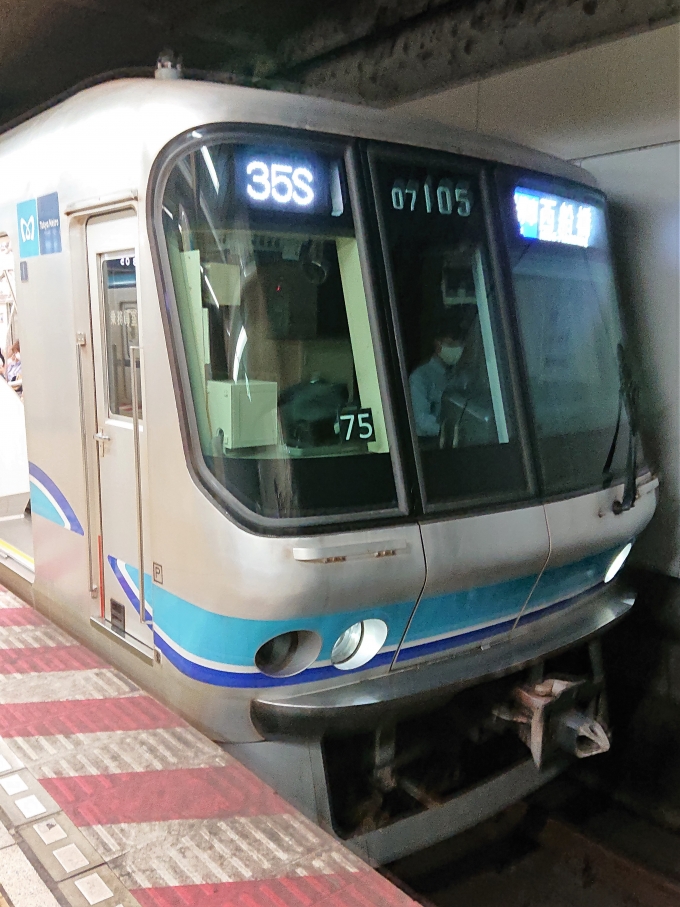 鉄道乗車記録の写真:乗車した列車(外観)(1)        「乗車した列車。
東京メトロ07系07-105編成。」