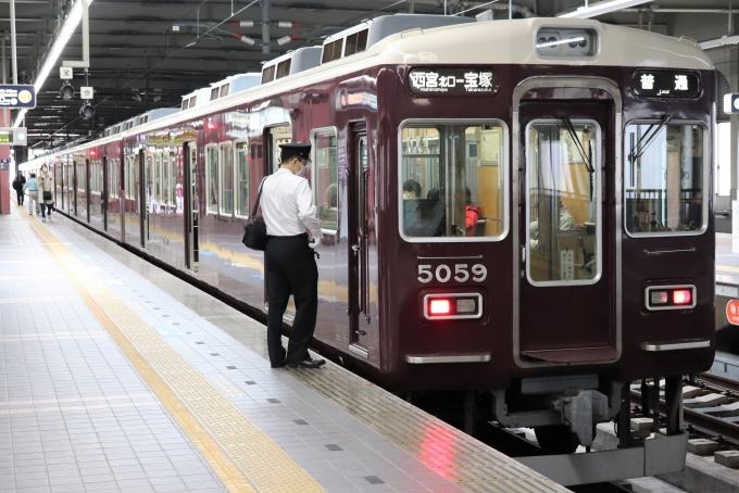 鉄道乗車記録の写真:乗車した列車(外観)(1)        「乗車した列車。
阪急5000系5008編成。」
